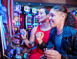 Ruang live casino dengan dealer interaktif di sekali4d